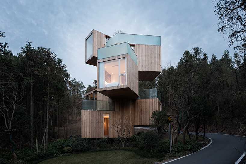 Khách sạn Qiyunshan Tree House tọa lạc ngay cạnh con đường chạy xuyên khu rừng Khách sạn Qiyunshan Tree House