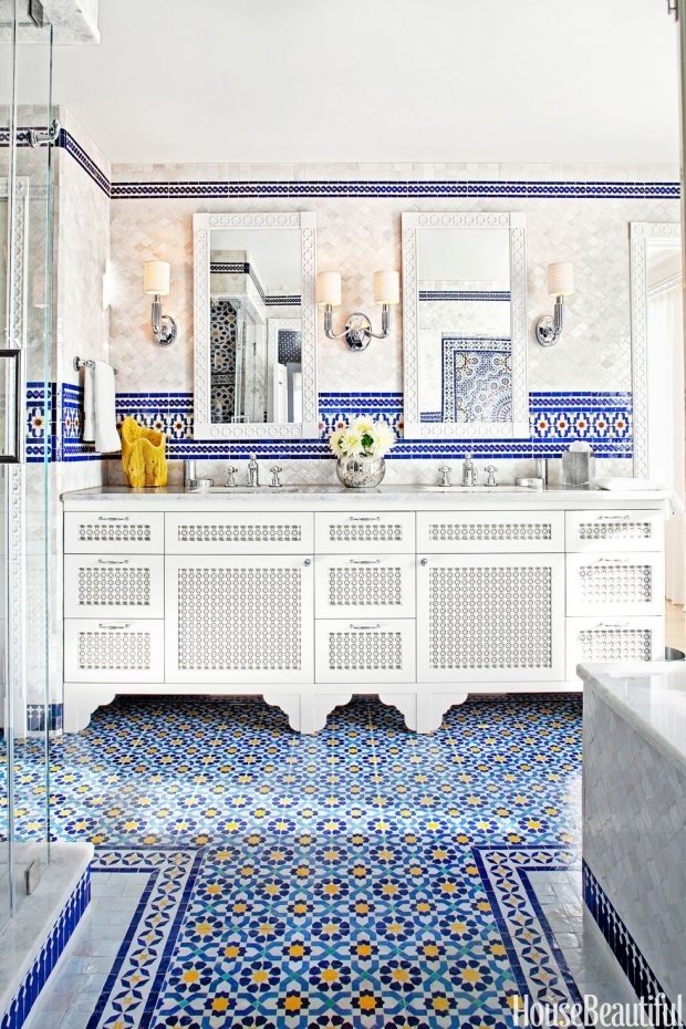 Nhà tắm này thiết kế theo phong cách Morocco (Ma-rốc) với gạch lát nền màu xanh chủ đạo Nhà tắm màu xanh