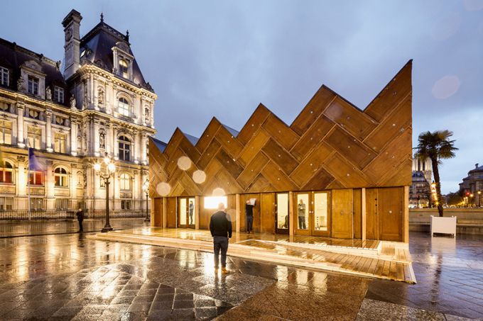 Nó nằm phía trước khách sạn Hotel de Ville tại Paris