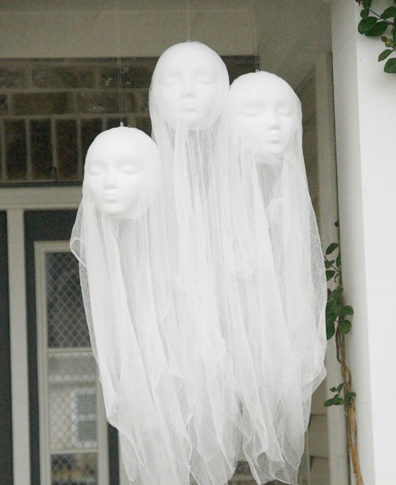 Chỉ cần chút sáng tạo cùng xốp và bìa, bạn hoàn toàn có thể tự tạo nên món đồ trang trí cổng hay ho lại chẳng tốn quá nhiều chi phí. trang trí halloween đẹp