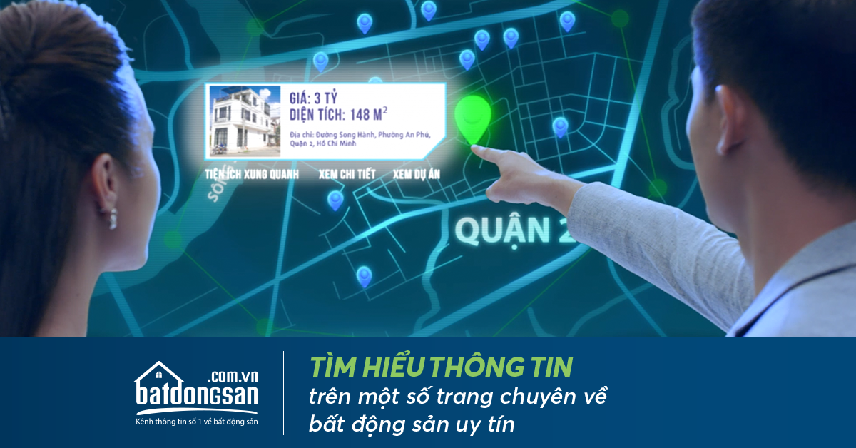 Hai người đang tìm hiểu thông tin bất động sản trên internet