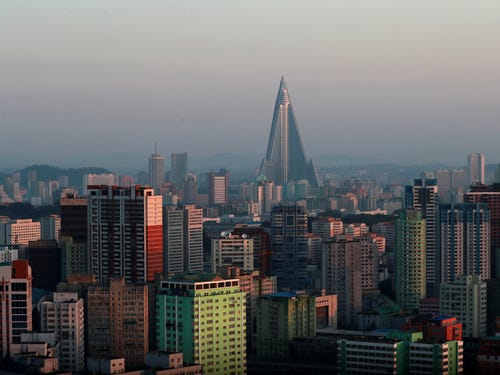 ảnh chụp khách sạn Ryugyong giữa nhiều tòa nhà khác