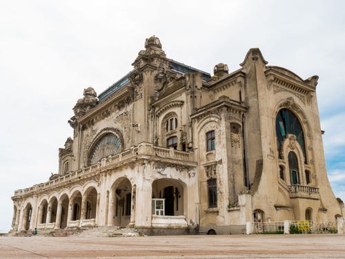 bên ngoài sòng bạc Constanta ở Romania