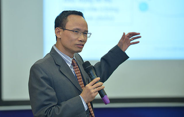 TS. Cấn Văn Lực cầm micro thuyết trình tại hội thảo