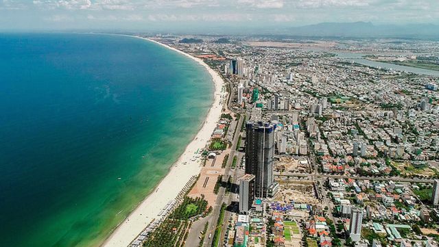 bất động sản nghỉ dưỡng với hàng loạt công trình cao tầng nằm ven biển khi nhìn từ trên cao