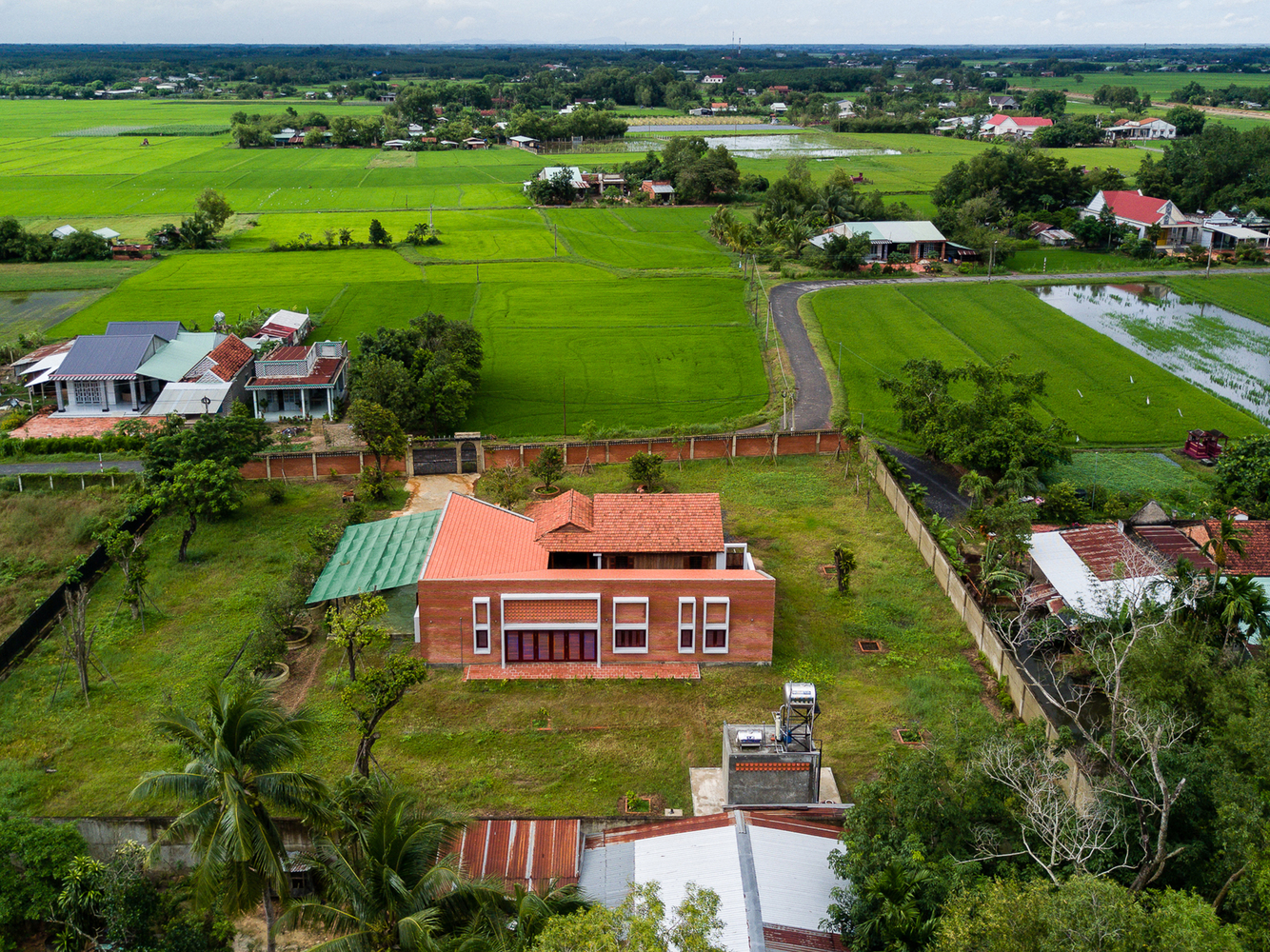 quang cảnh xung quanh ngôi nhà ba gian gạch đỏ