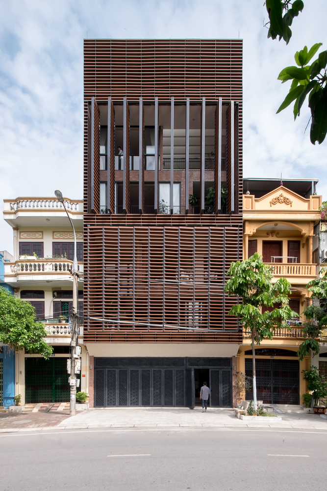 mặt tiền ngôi nhà phố 5 tầng khi các cánh cửa mở ra