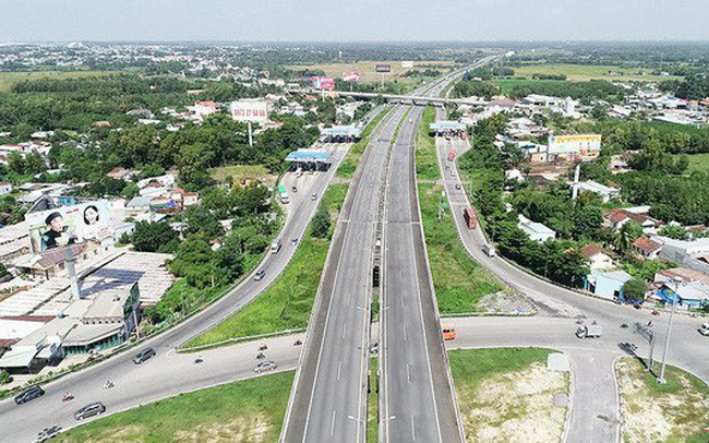 Tuyến cao tốc lớn tại tỉnh Đồng Nai, có nhiều nhà ở và cây cối hai bên đường