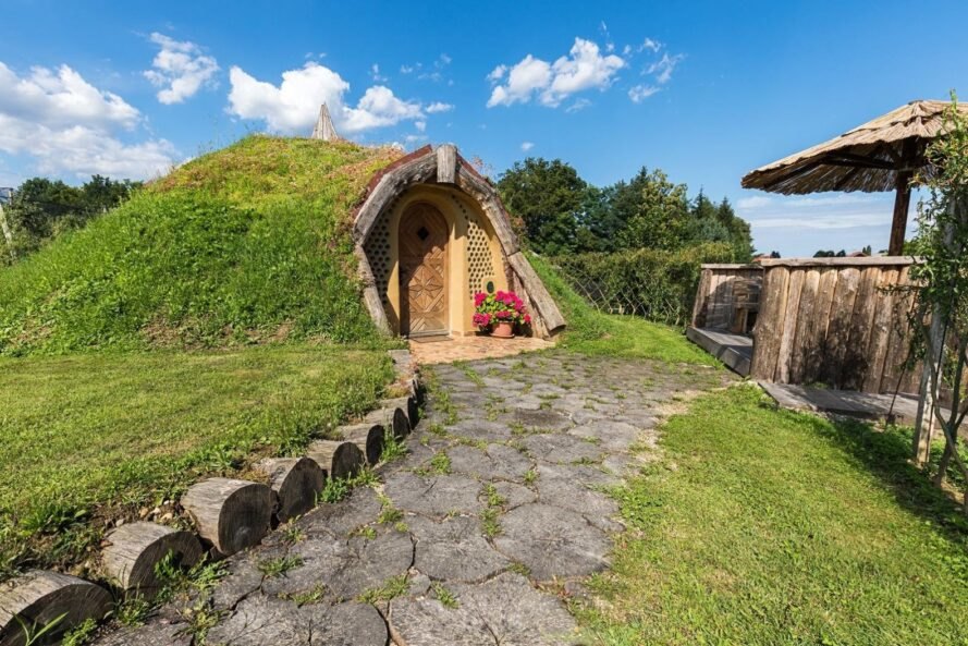 nhà hobbit phủ đầy cỏ xanh