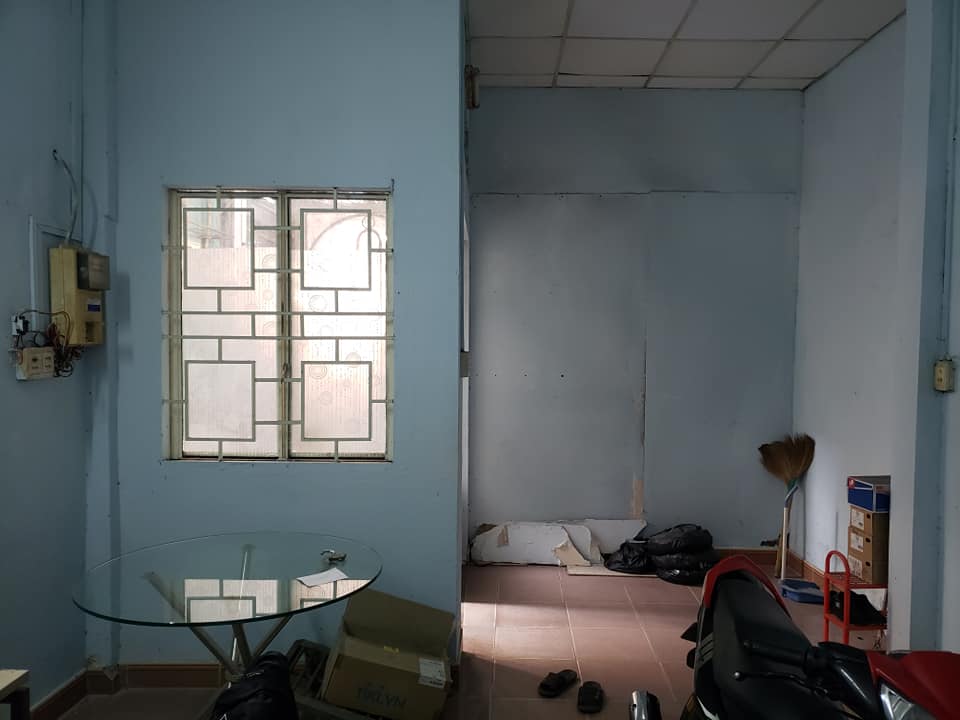 Ngôi nhà cũ xuất hiện nhiều vết nứt chân chim trước khi cải tạo. tầng trệt nhà cũ