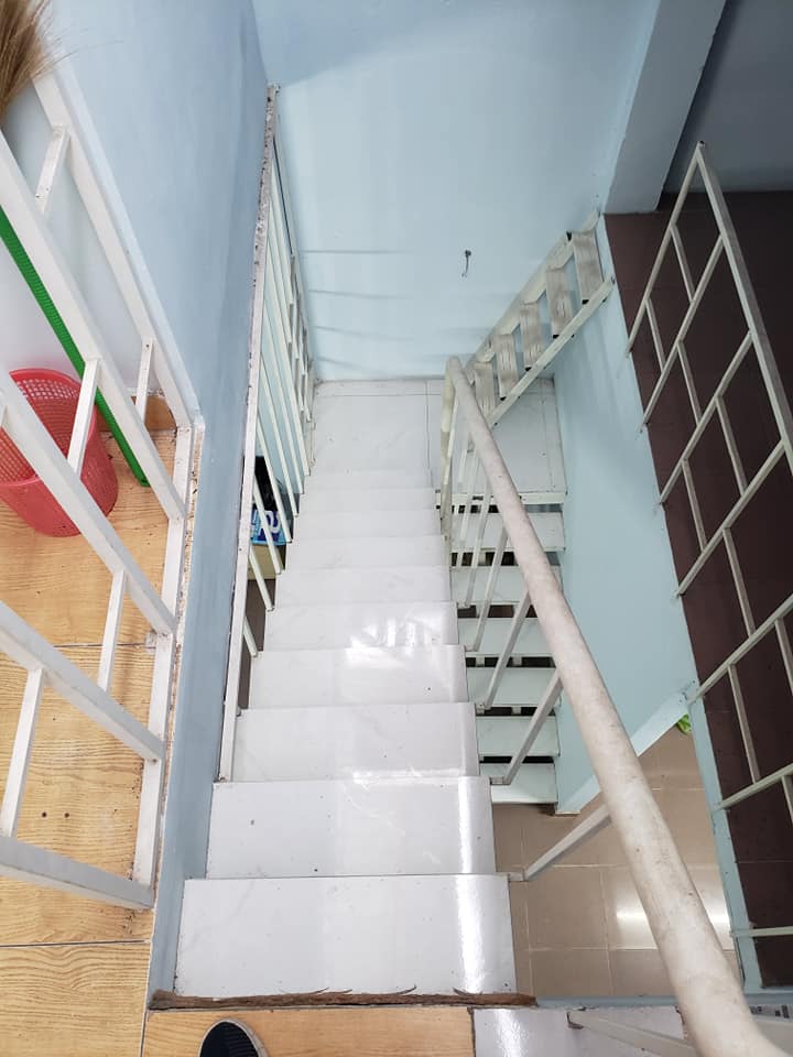 Cấu trúc cầu thang bất tiện. câu thang thép màu trắng