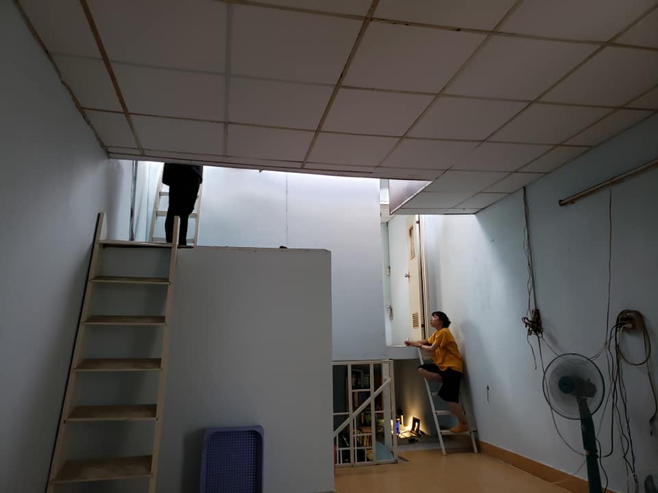Đội ngũ thi công gặp phải muôn vàn khó khăn khi bắt tay vào cải tạo nhà. tầng 1 ngôi nhà trước khi cải tạo