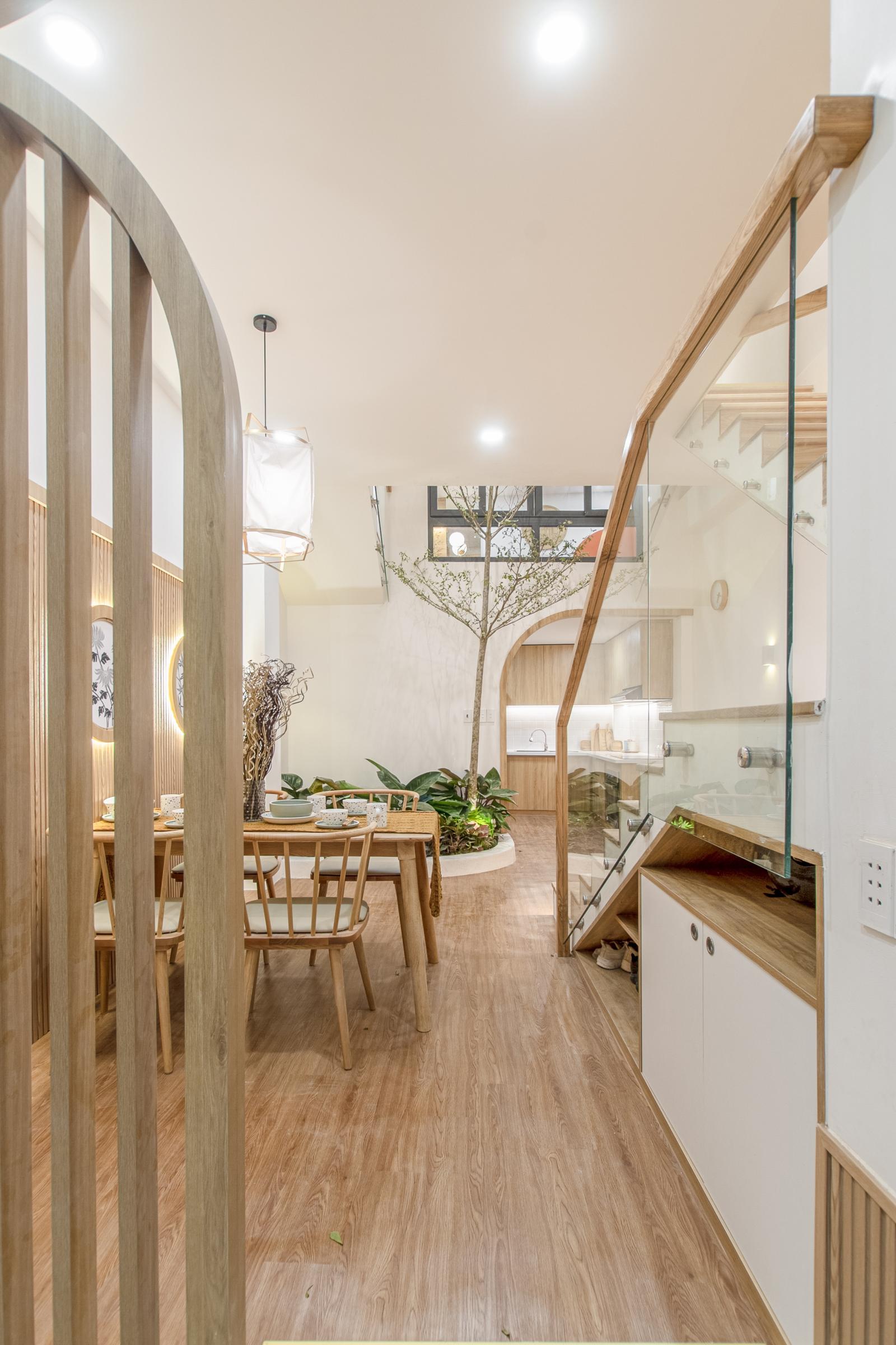 Tầng trệt gồm các khu vực đậu xe, ăn uống, bếp và phòng vệ sinh. không gian sinh hoạt chung ở tầng trệt
