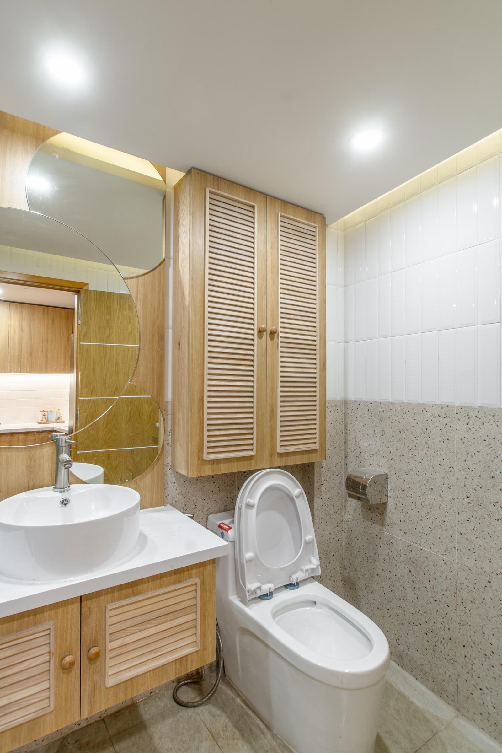 Gạch chống trơn trượt được sử dụng cho phòng vệ sinh. phòng vệ sinh sáng sủa, ấm áp