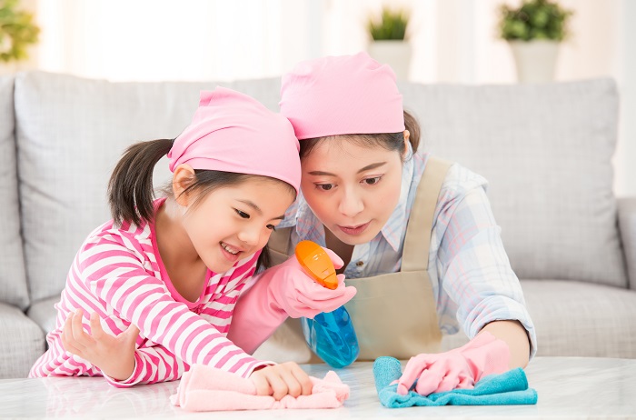 hai mẹ con đang lau bàn