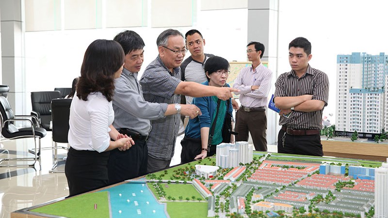 nhiều người mua nhà đang xem mô hình dự án 