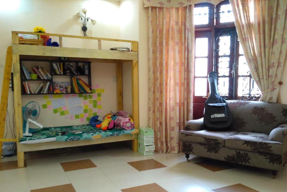 Một homestay của nhà đầu tư 9x cho thuê lại, giường tầng kết hợp giá sách, sofa cạnh cửa sổ.