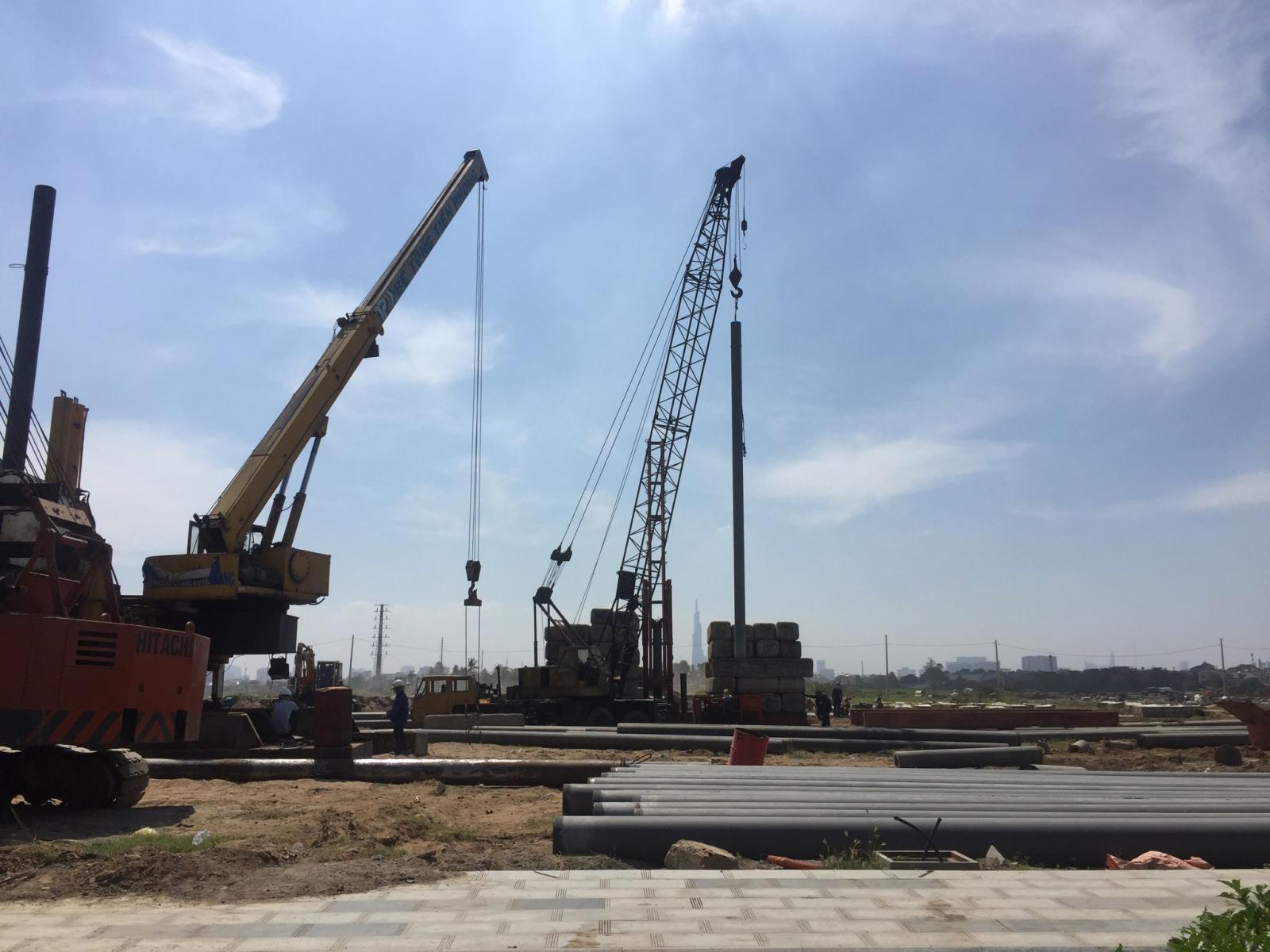 Công trường xây dựng một dự án bất động sản với nhiều máy móc.