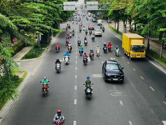 đường giao thông đang có nhiều phương tiện đi lại