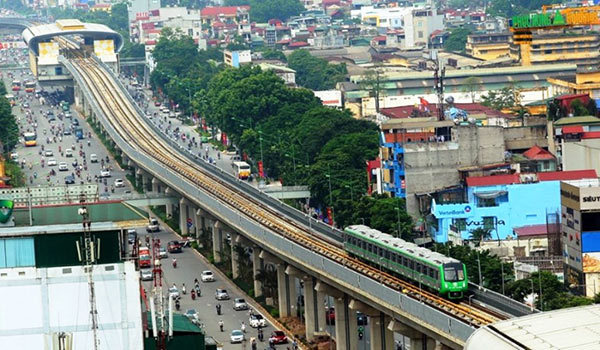 tàu đang chạy trên đường sắt trên cao