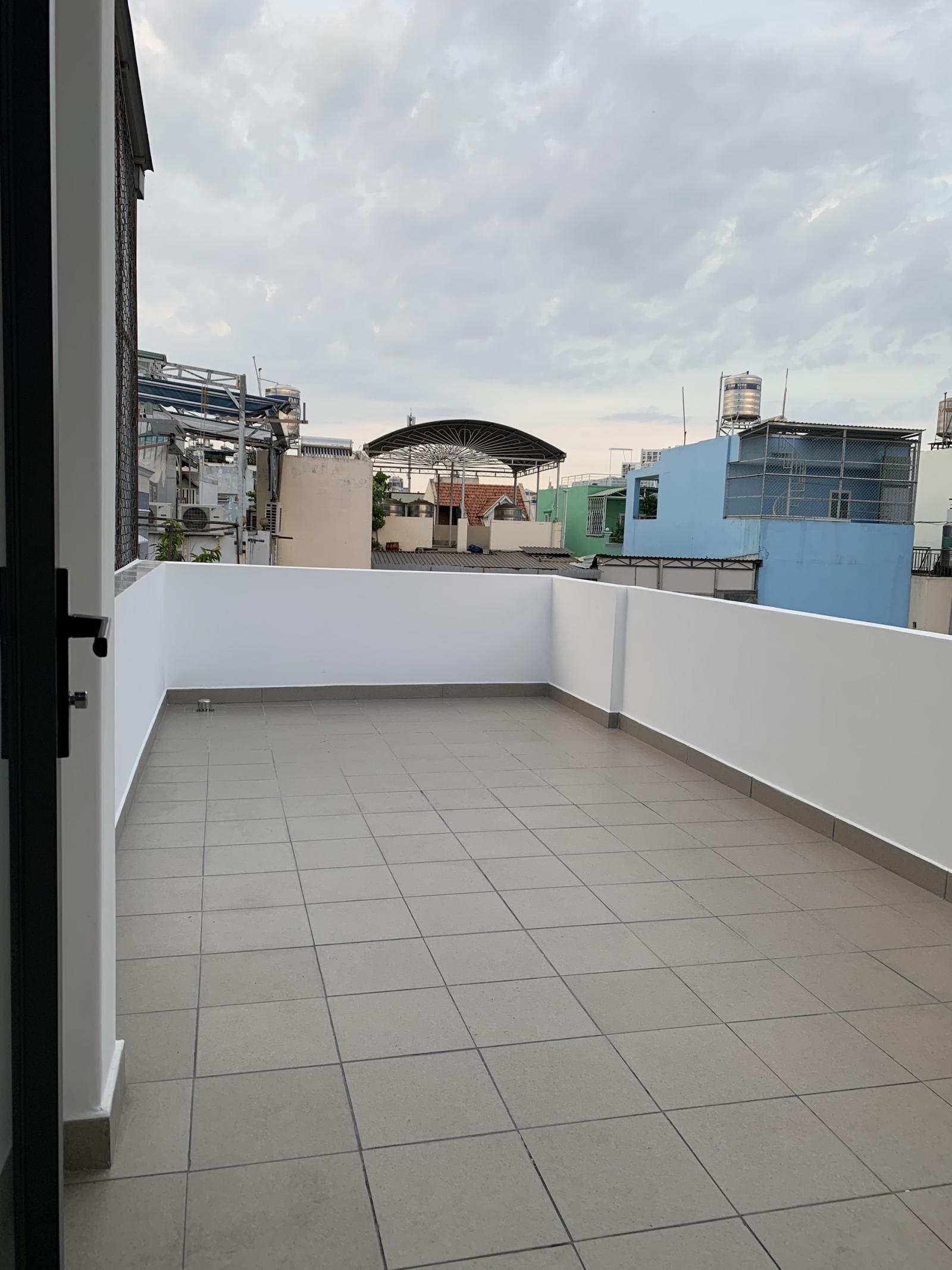 Sân thượng thoáng mát là nơi gia chủ có thể ngắm cảnh, tập thể dục, trồng cây xanh hoặc cải tạo thành phòng ngủ thứ 3 nếu muốn. Sân thượng nhìn ra cảnh thành phố