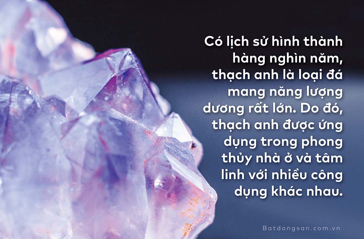 Khối đá thạch anh màu tím nhạt.