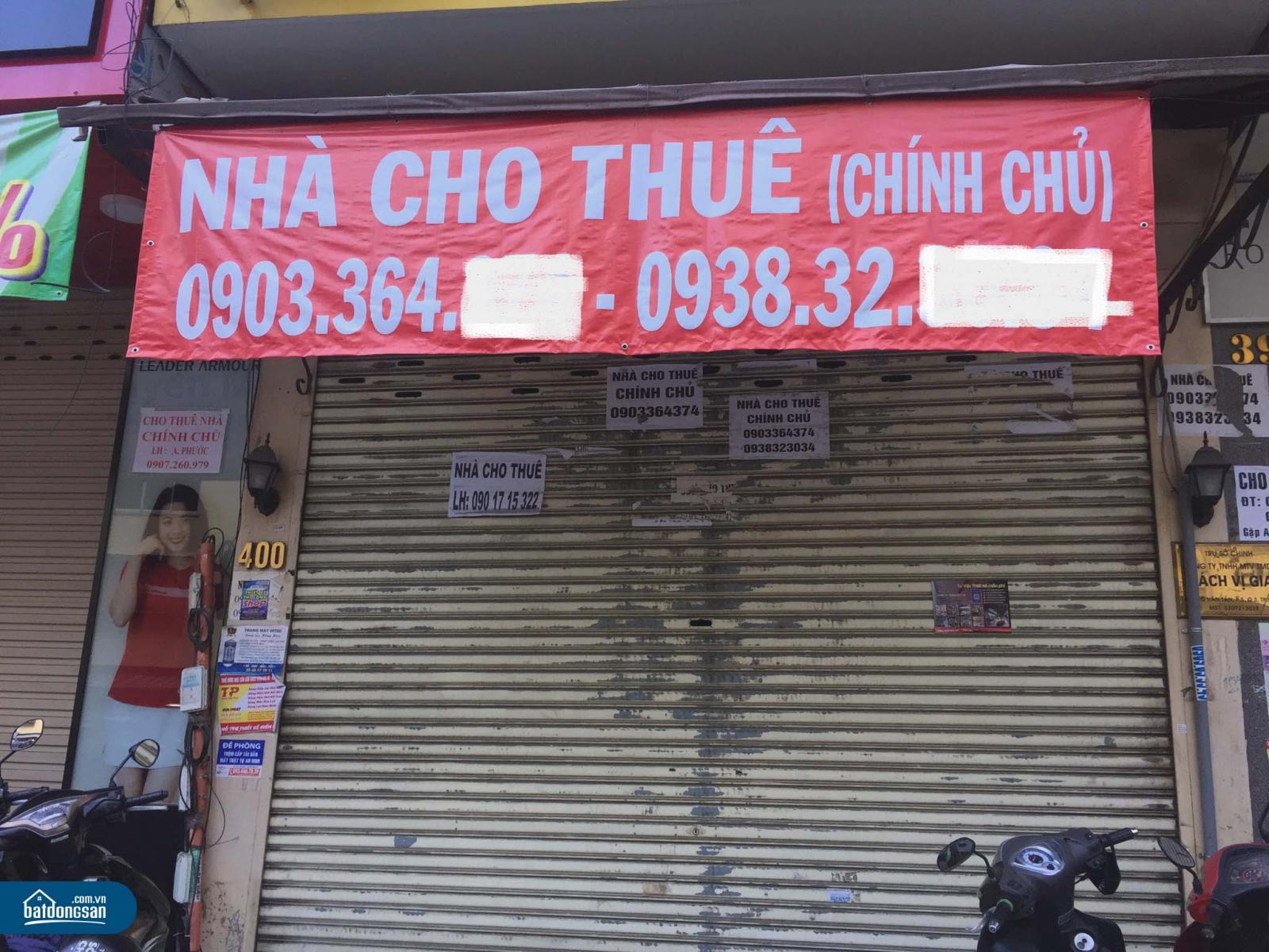 Một ngôi nhà phố mặt tiền đường treo biển cho thuê.