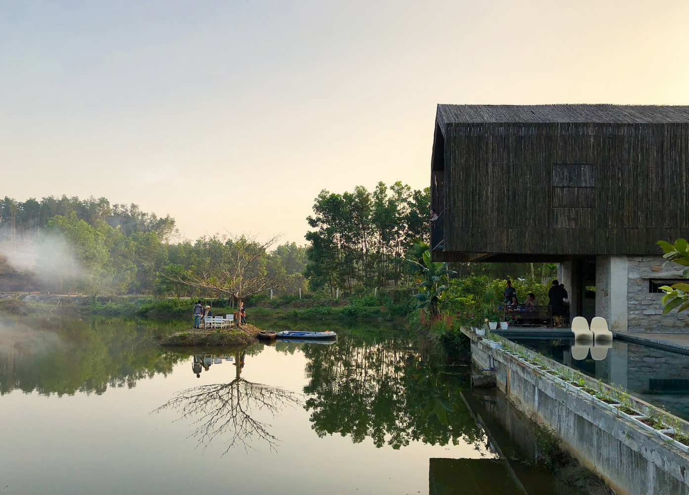 Ngôi nhà nằm bên sườn đồi, cạnh hồ nước