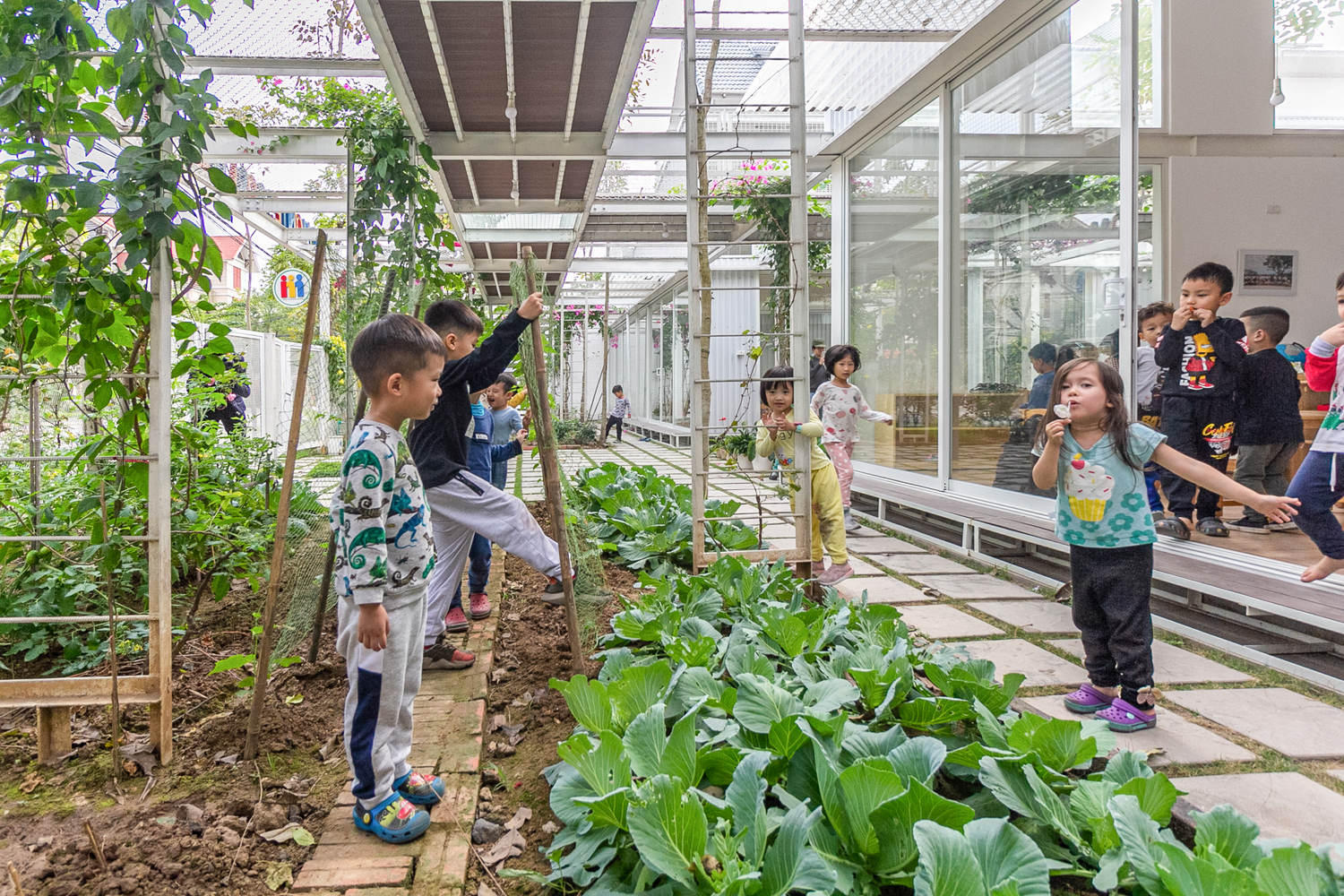 Trẻ mầm non vui chơi trong không gian lớp học gần gũi với thiên nhiên