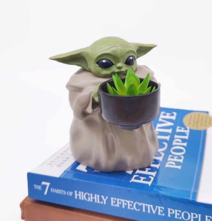 Chậu cây hình baby Yoda