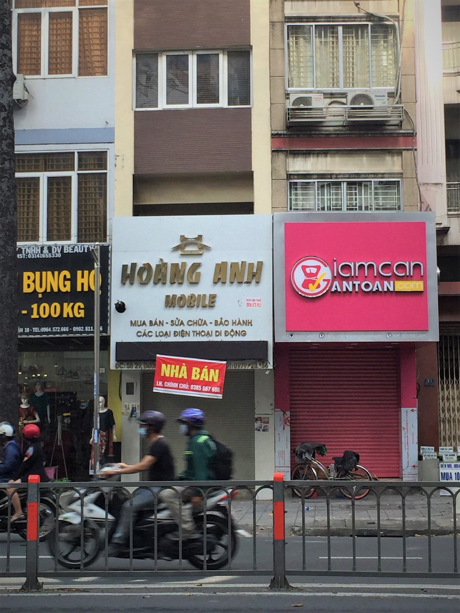 Mặt trước một căn nhà phố tại quận 10 treo biển rao bán.