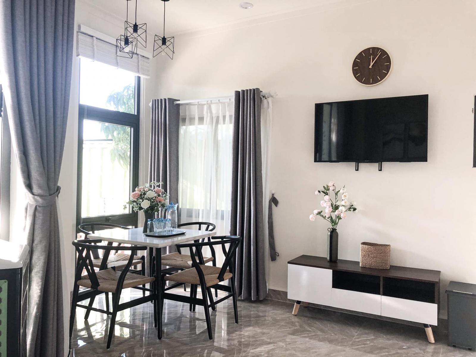 Chị xây gộp chung bếp, phòng ăn với phòng khách là một khu, tiếp đến là 2 phòng ngủ và sau cùng là nhà vệ sinh. Không gian phòng khách và bàn ăn