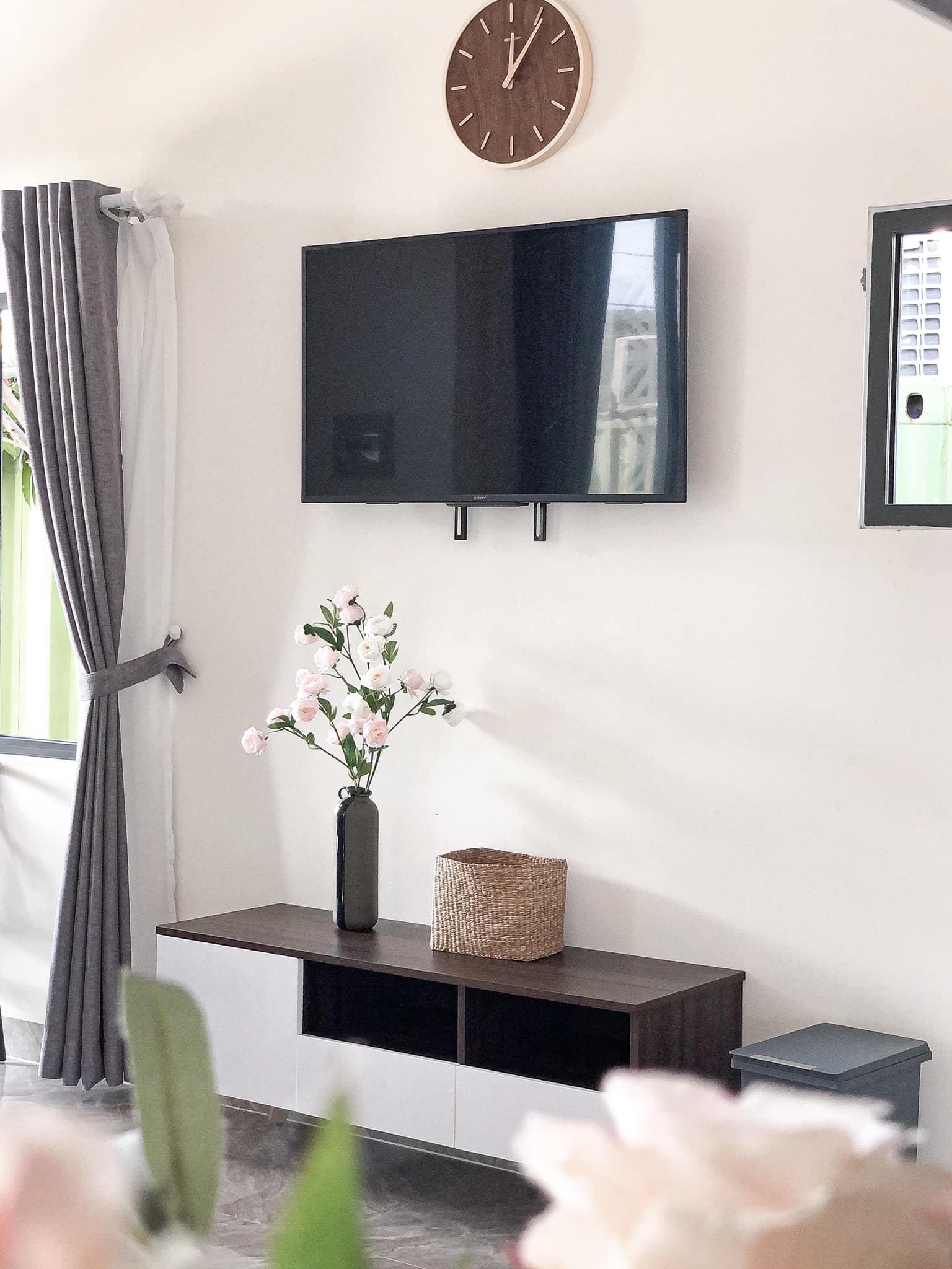 Căn nhà mang phong cách hiện đại, tối giản Kệ tivi phòng khách