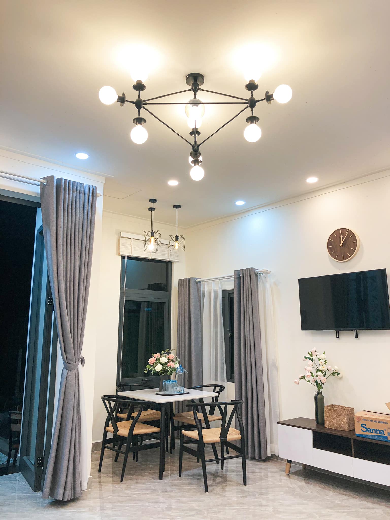 Chị Mơ tự tay sắp xếp các đồ đạc nội thất trong nhà Một góc phòng khách