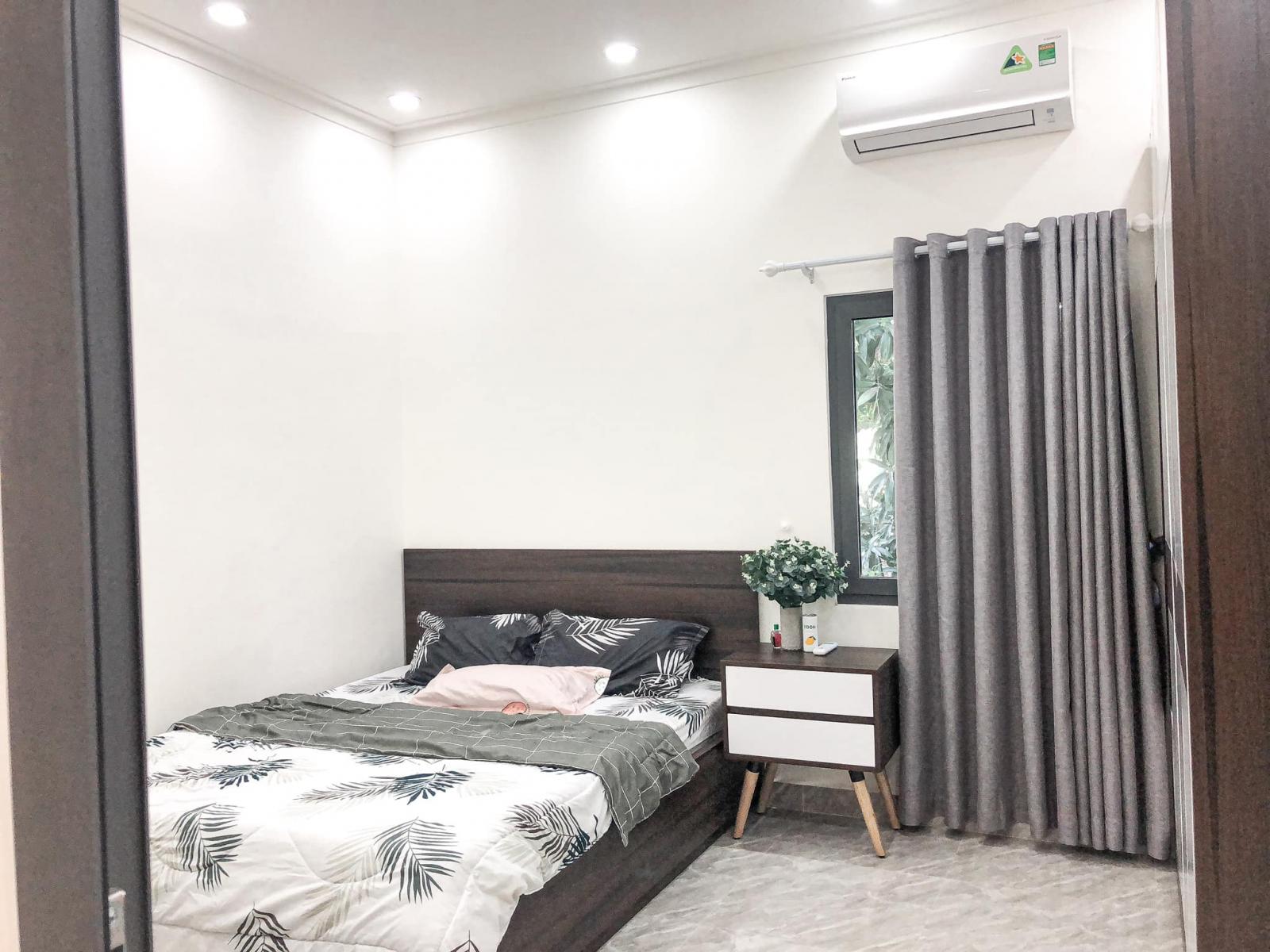 Chỉ sau gần 2 tháng xây dựng, gia đình chị Mơ đã có cho mình một không gian sống rộng 70m² đẹp như mơ. Phòng ngủ bố mẹ