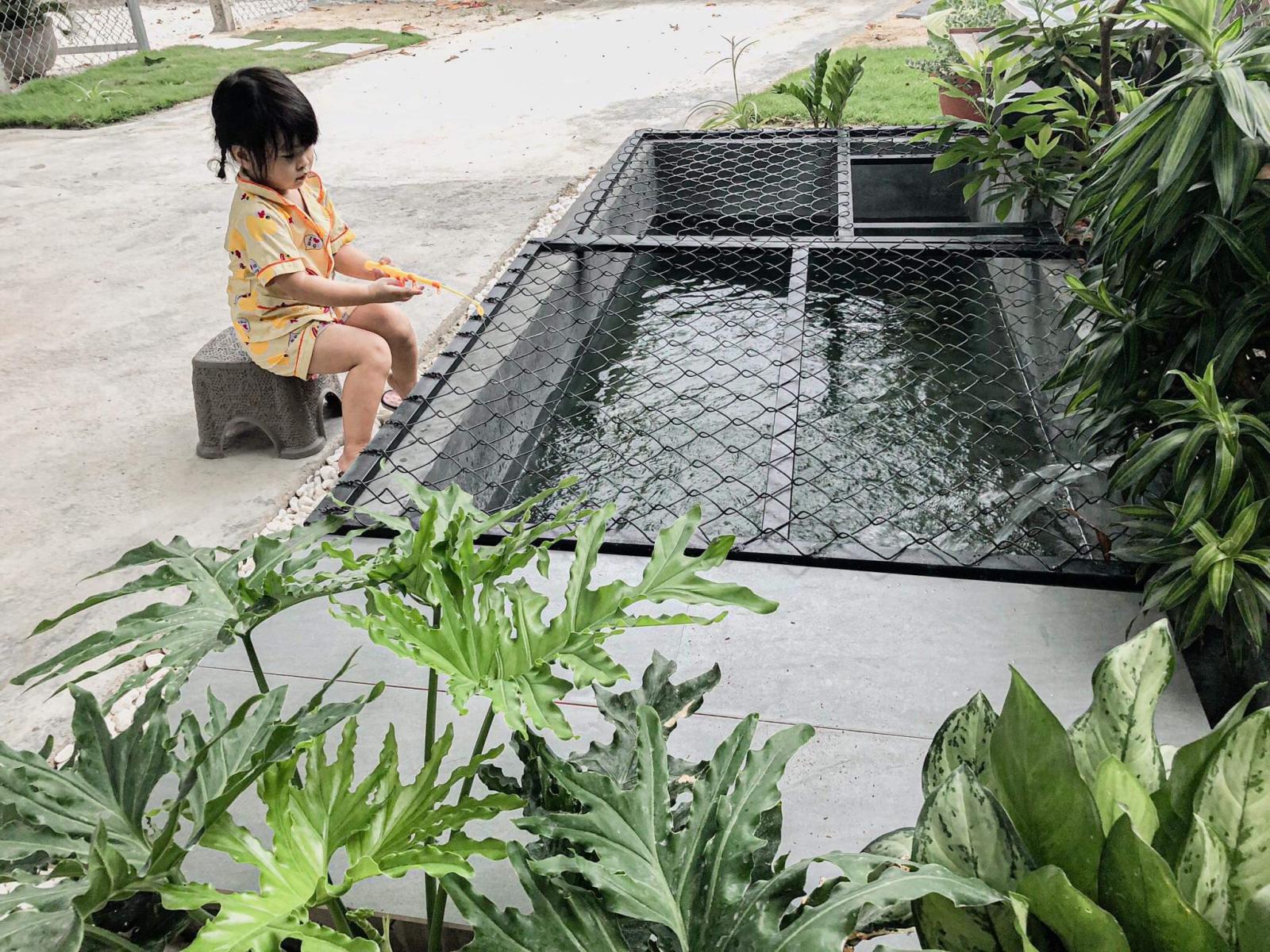 Sau khi căn nhà hoàn thiện hai vợ chồng chị Mơ cảm thấy vô cùng hạnh phúc và phấn khởi. Bé gái ngồi bên bể cá