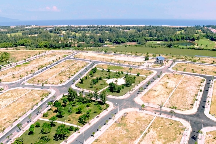 một khu đất nền trống, được phân thành nhiều lô với diện tích khác nhau
