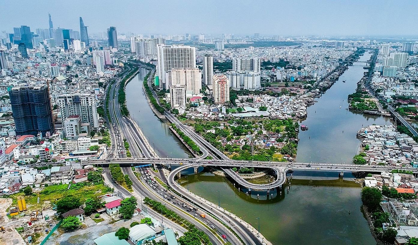 toàn cảnh thành phố nằm hai bên sông