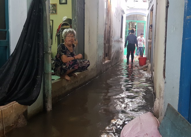 Người dân trong con hẻm nhỏ ngập nước ở TPHCM