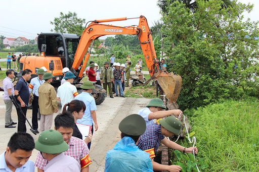 một nhóm người đang tiến hành đo đạc và xem xét thửa đất